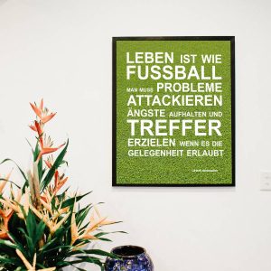 Motivationsposter mit schönem Spruch über die Verbindung des Fußballs zum Leben.