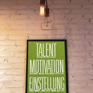 Motivationsposter mit schönem Spruch über die Bedeutung von Talent, Motivation und Einstellung. So wahr!