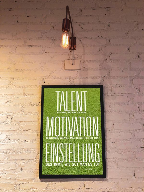 Motivationsposter mit schönem Spruch über die Bedeutung von Talent, Motivation und Einstellung. So wahr!